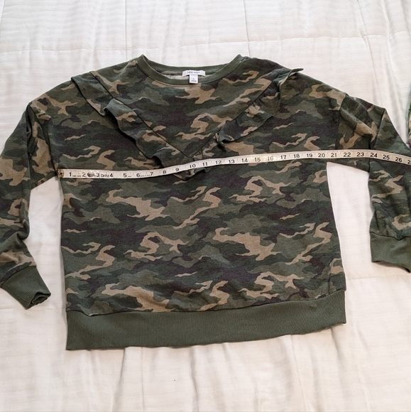 Nine West ladies camouflage sweatshirt with feminine v ruffle size large - Picture 5 of 6